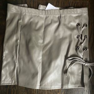NEVER WORN Grey fake leather skort